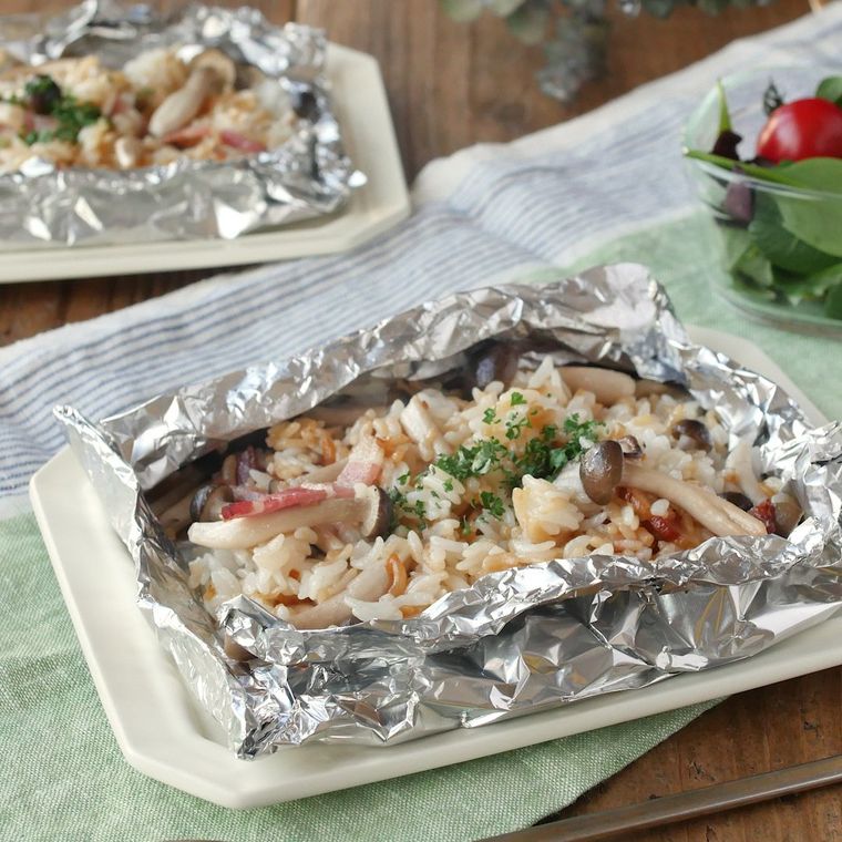 六角皿にのせたガーリックホイルライス