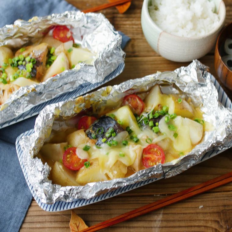 アルミホイルに包んださばとじゃがいものホイル焼き