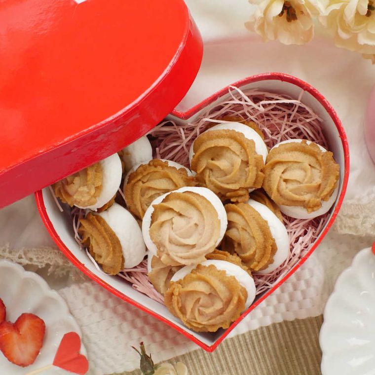 赤いハート形のボックスに入った、ローズ形のひと口スモアクッキー