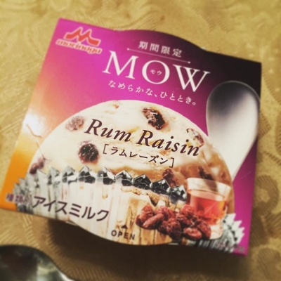 コンビニ限定!「モウ」の新商品はラムレーズン好きには最高のアイス