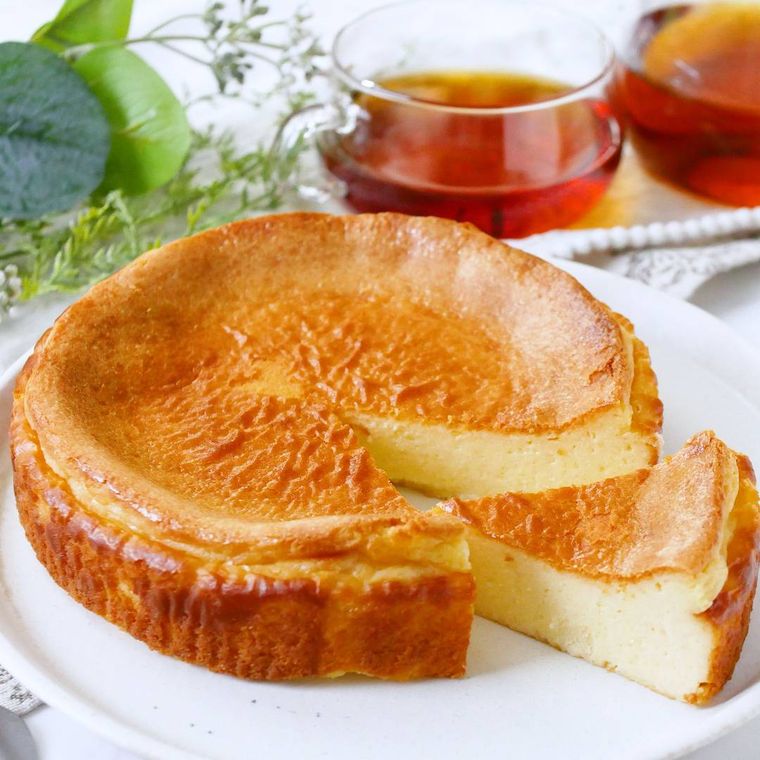 白い皿にのせたホワイトチョコチーズケーキ
