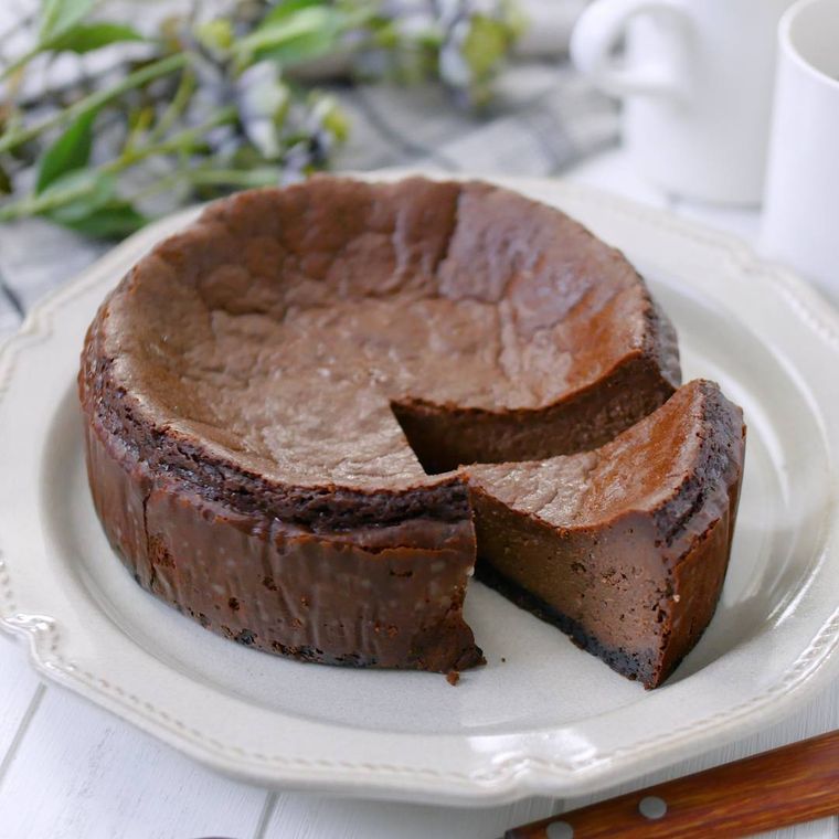 白い皿にのせたベイクドチョコチーズケーキ