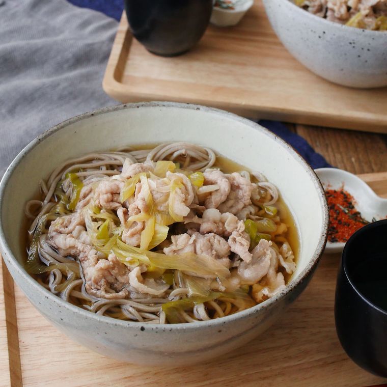 丼に盛りつけられた基本の肉そばに七味唐辛子が添えられている