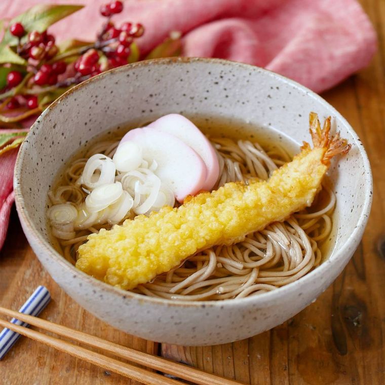 器に盛りつけられた白だしそば