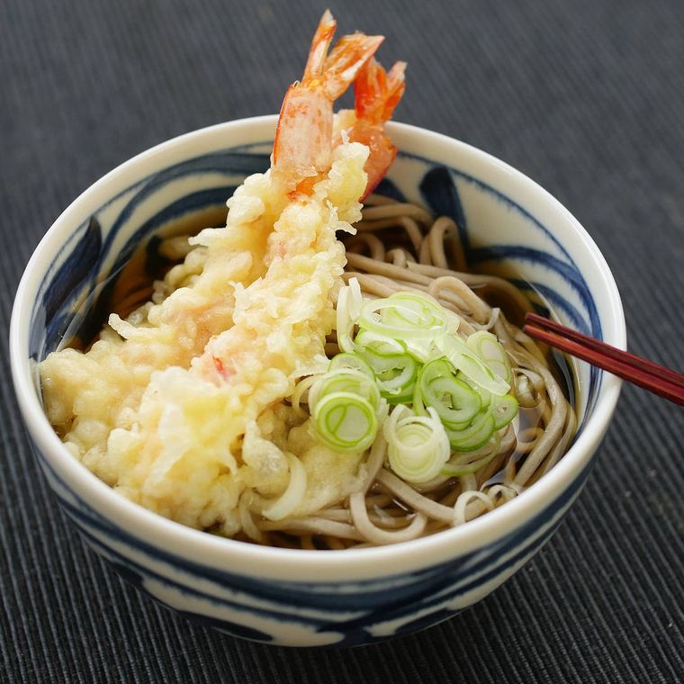 器に盛りつけられたえび天そば