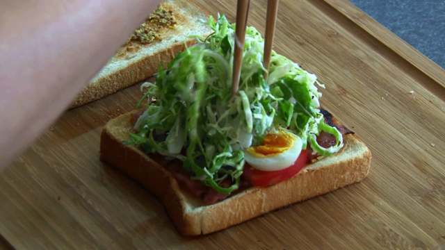 カリカリベーコンと卵とキャベツのシーザーサンドの作り方の画像