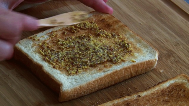 カリカリベーコンと卵とキャベツのシーザーサンドの作り方の画像