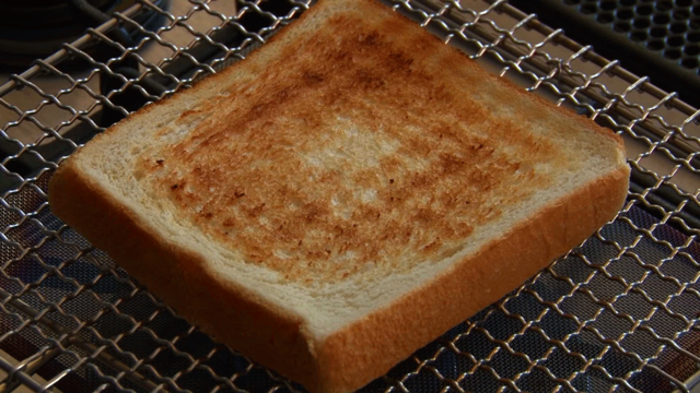 カリカリベーコンと卵とキャベツのシーザーサンドの作り方の画像