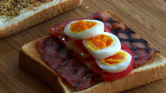 カリカリベーコンと卵とキャベツのシーザーサンドの作り方の画像