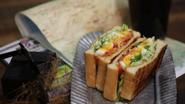 カリカリベーコンと卵とキャベツのシーザーサンドの作り方の画像