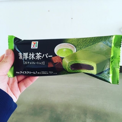 至福の口どけ。セブンイレブンの「濃厚抹茶バー」は生チョコ入りで贅沢な味わい
