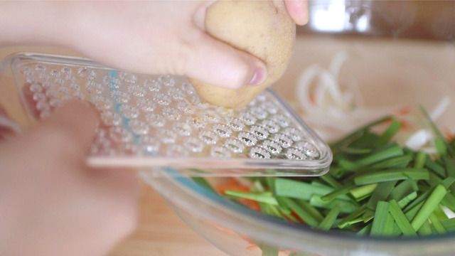 卵を使わずにカリッと焼いた野菜たくさんもちもちチヂミの作り方の画像