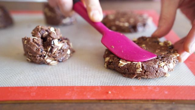 バレンタインにプレゼントしたい♪大きなやわらかチョコクッキーの作り方の画像