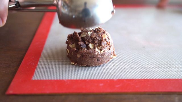 バレンタインにプレゼントしたい♪大きなやわらかチョコクッキーの作り方の画像