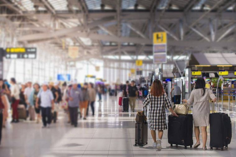 空港でキャリーケースをひく女性ふたり