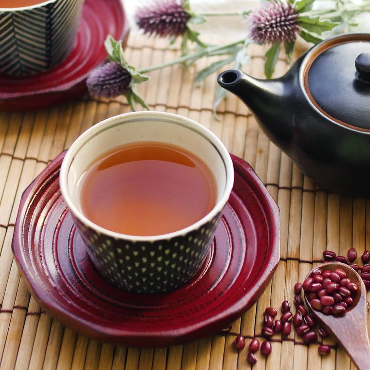 湯吞みに入ったあずき茶と急須