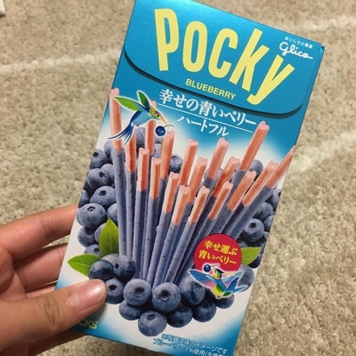 コンビニ限定「幸せの青いベリーポッキー」が幸せの味だと話題