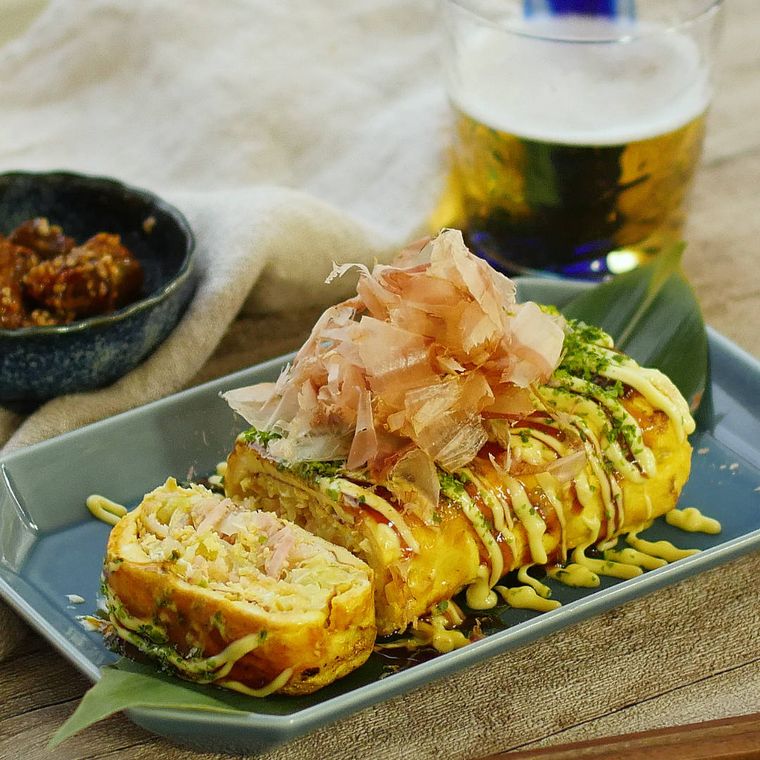 水色の長皿に盛りつけられた千切りキャベツのとん平焼き