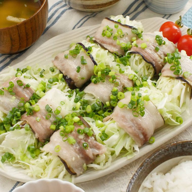 長皿に盛りつけられた豚肉と千切りキャベツのレンジ蒸し