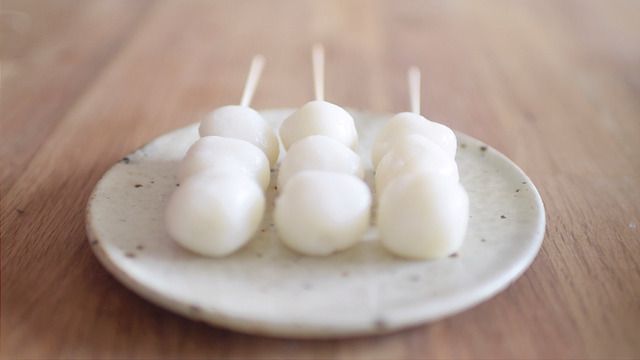 ほっとおちつく和菓子。手作り抹茶餡をもりもりのせた抹茶団子の作り方の画像