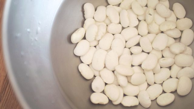 ほっとおちつく和菓子。手作り抹茶餡をもりもりのせた抹茶団子の作り方の画像