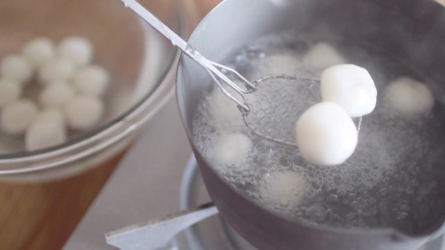 ほっとおちつく和菓子。手作り抹茶餡をもりもりのせた抹茶団子の作り方の画像