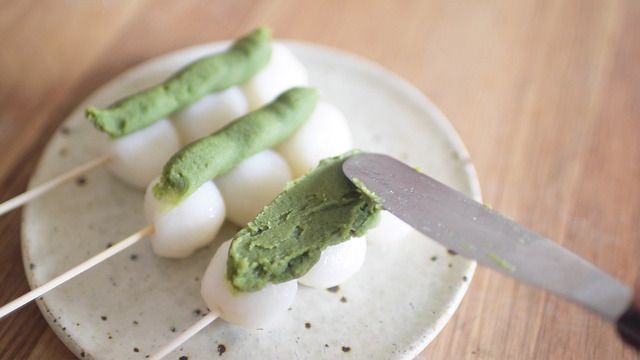 ほっとおちつく和菓子。手作り抹茶餡をもりもりのせた抹茶団子の作り方の画像