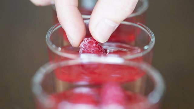 真っ赤なラズベリーソースが目を引く、簡単ショコラプディングの作り方の画像