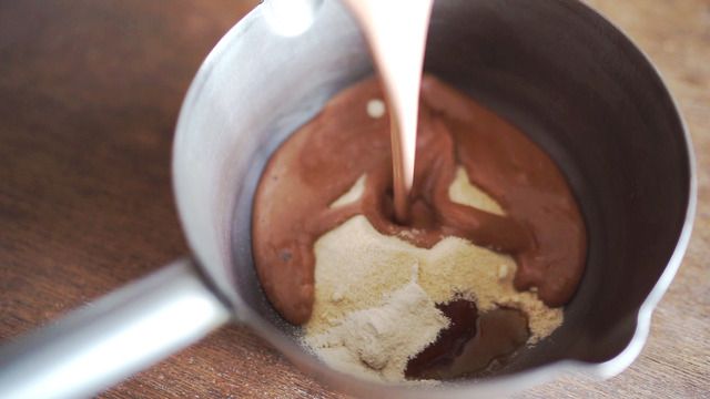 真っ赤なラズベリーソースが目を引く、簡単ショコラプディングの作り方の画像