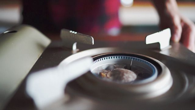 真っ赤なラズベリーソースが目を引く、簡単ショコラプディングの作り方の画像