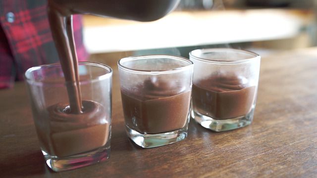 真っ赤なラズベリーソースが目を引く、簡単ショコラプディングの作り方の画像