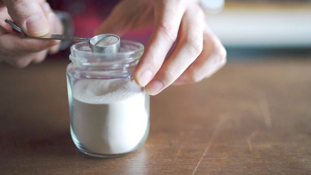 真っ赤なラズベリーソースが目を引く、簡単ショコラプディングの作り方の画像