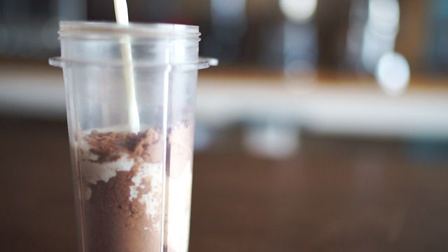 真っ赤なラズベリーソースが目を引く、簡単ショコラプディングの作り方の画像