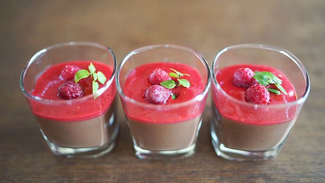 真っ赤なラズベリーソースが目を引く、簡単ショコラプディングの作り方の画像