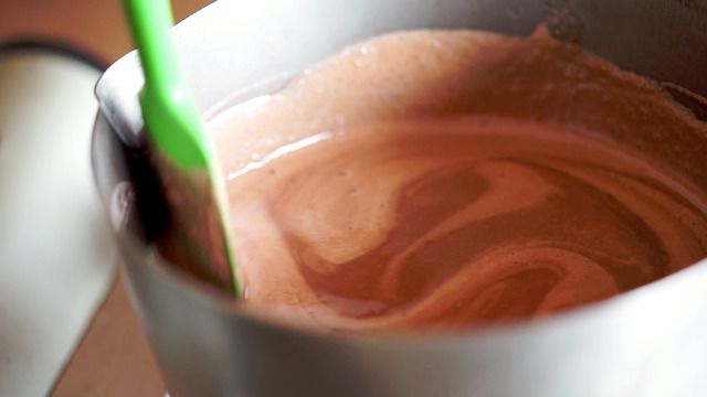 真っ赤なラズベリーソースが目を引く、簡単ショコラプディングの作り方の画像