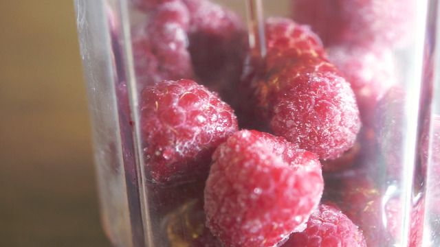 真っ赤なラズベリーソースが目を引く、簡単ショコラプディングの作り方の画像