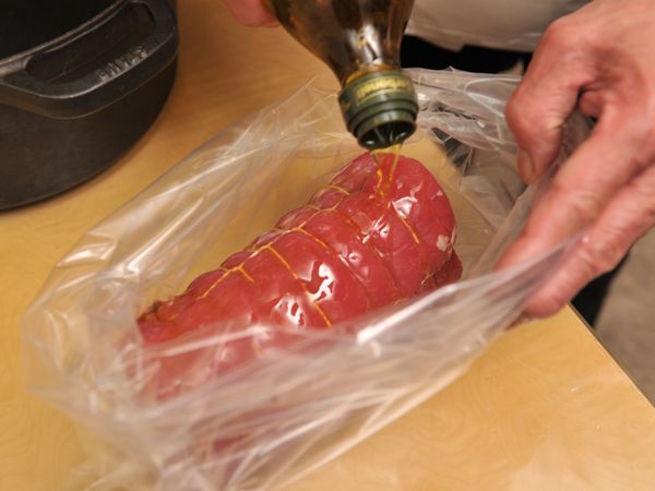 オーブンは使いません！シェフが教えるしっとりローストビーフのレシピの画像