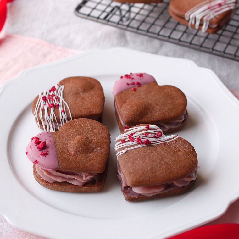 皿に盛られたルビーチョコの生チョコクッキー