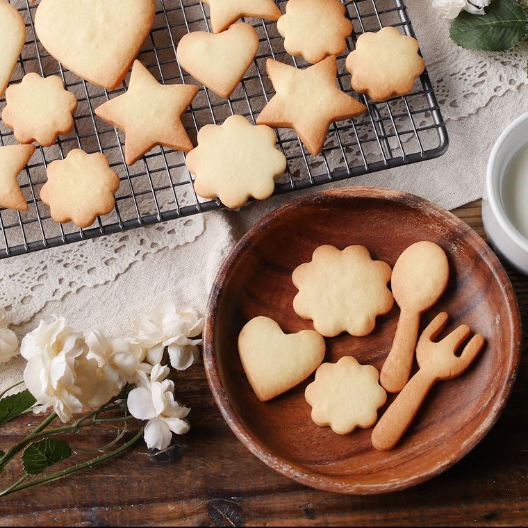 木の皿とケーキクーラーに盛りつけた型抜きクッキー