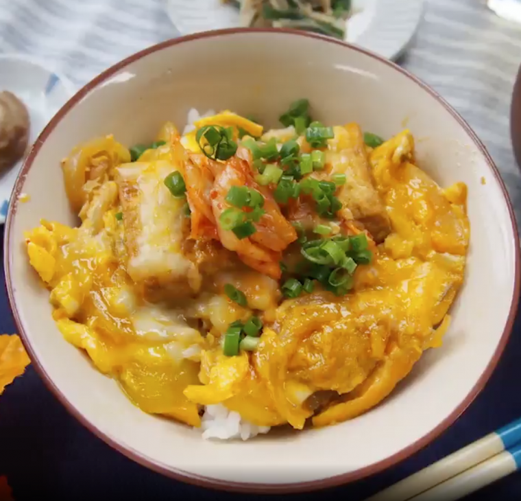 白い丼にキムチーズ厚揚げカツ丼が盛られている様子