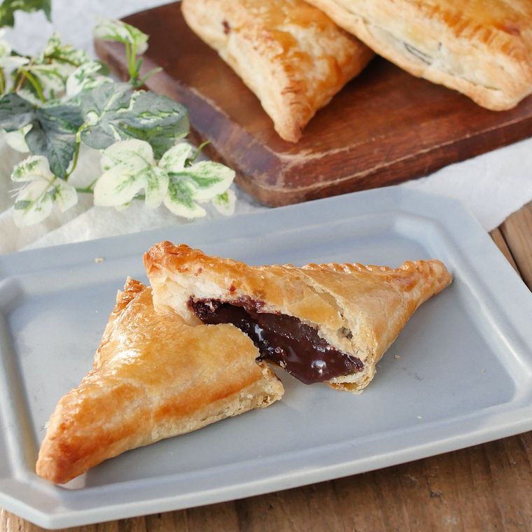 器に盛られた三角チョコパイ