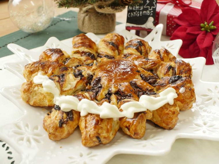 白い皿に盛りつけられたチョコバナナタルトソレイユ