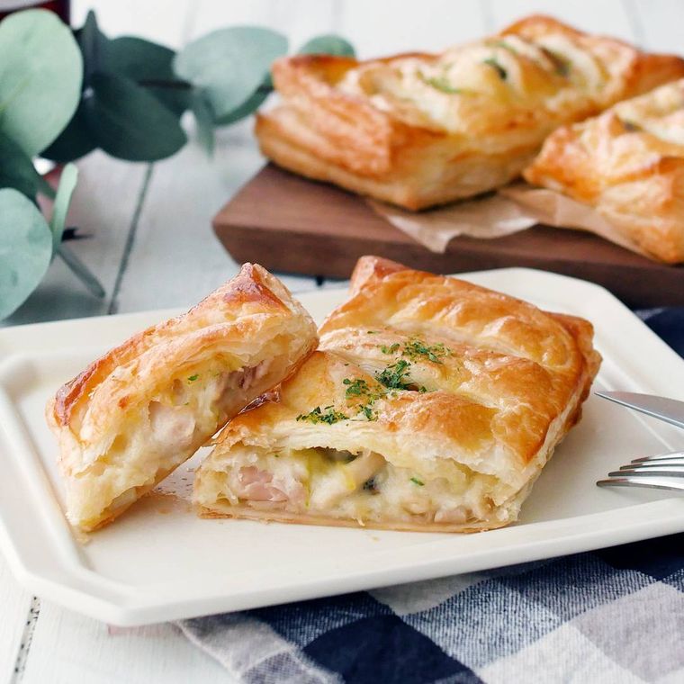 白い角皿に盛られたチキンクリームパイ