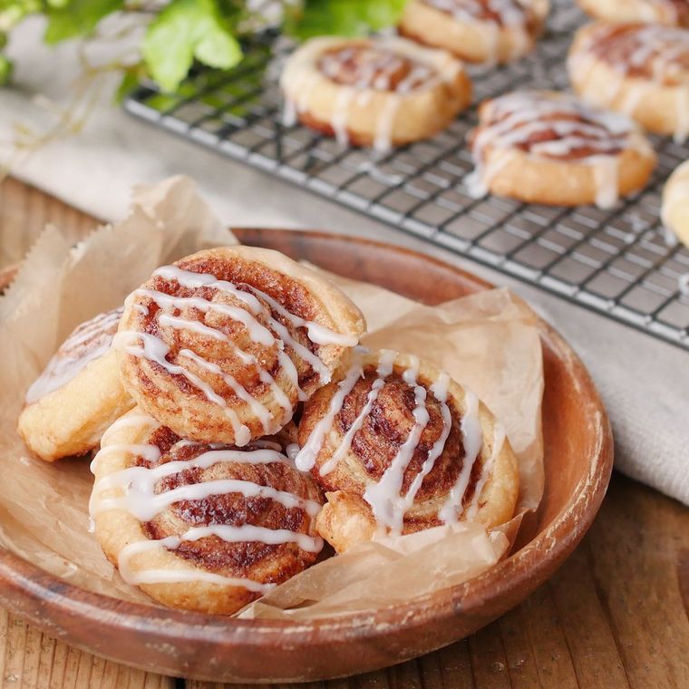 木製皿に並んだシナモンロール