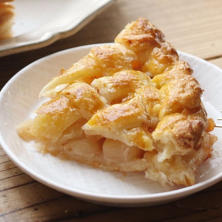 器に盛られたアップルパイ