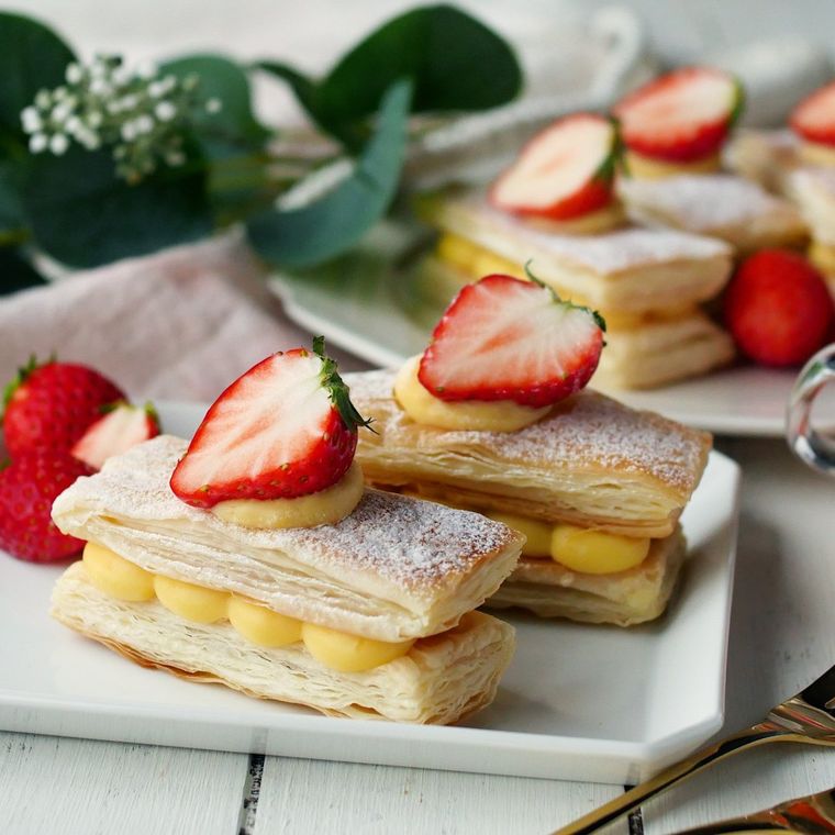 白い角皿に盛られたいちごのミルフィーユ