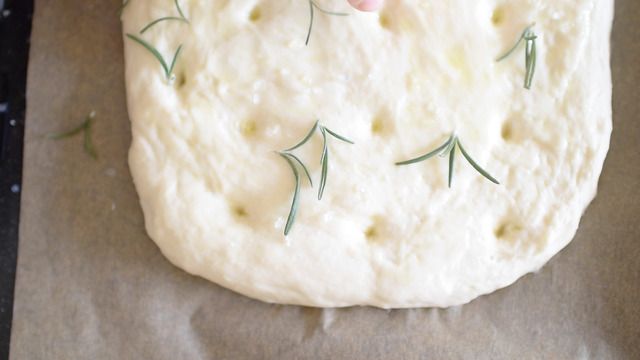 時短レシピ！2次発酵のいらない簡単フォカッチャの作り方の画像