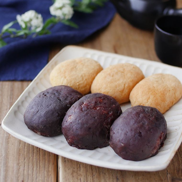 四角の白いお皿に並んだそうめんおはぎときなこのそうめんおはぎ