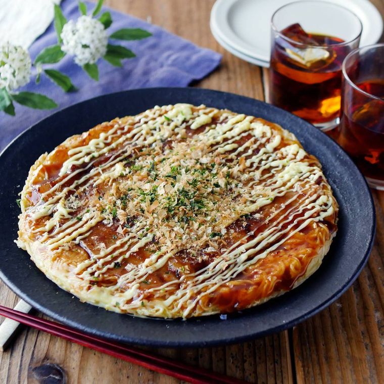 紺色の丸皿に盛られたそうめんお好み焼き