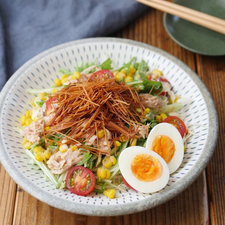 白い丸い器に盛られた揚げそうめんのバリバリサラダ